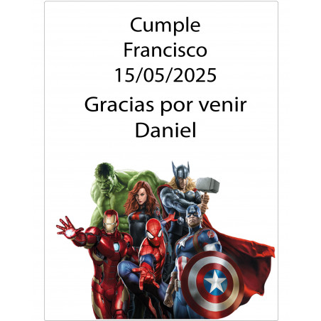 Marcadores fluorescentes em envelope vermelho decorado com adesivos da marvel para presente