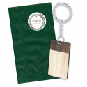 Chaveiro de madeira bicolor em envelope kraft verde com adesivo personalizado