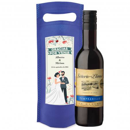 Garrafa de vinho em saco personalizado com adesivo de casamento