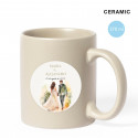 Caneca de cerâmica com adesivo personalizado para detalhes do casamento