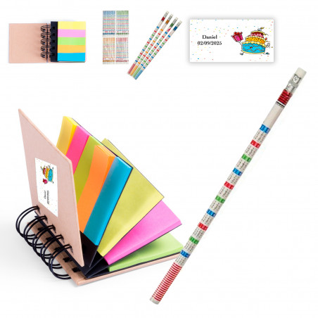 Caderno com post its adesivos coloridos personalizados e lápis com tabuada para detalhes