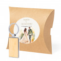 Chaveiro de bambu em envelope kraft personalizado para detalhes do casamento