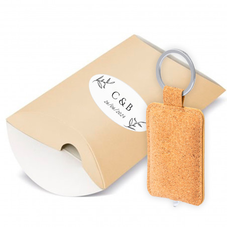 Chaveiro eco em envelope kraft personalizado com iniciais adesivas para detalhes