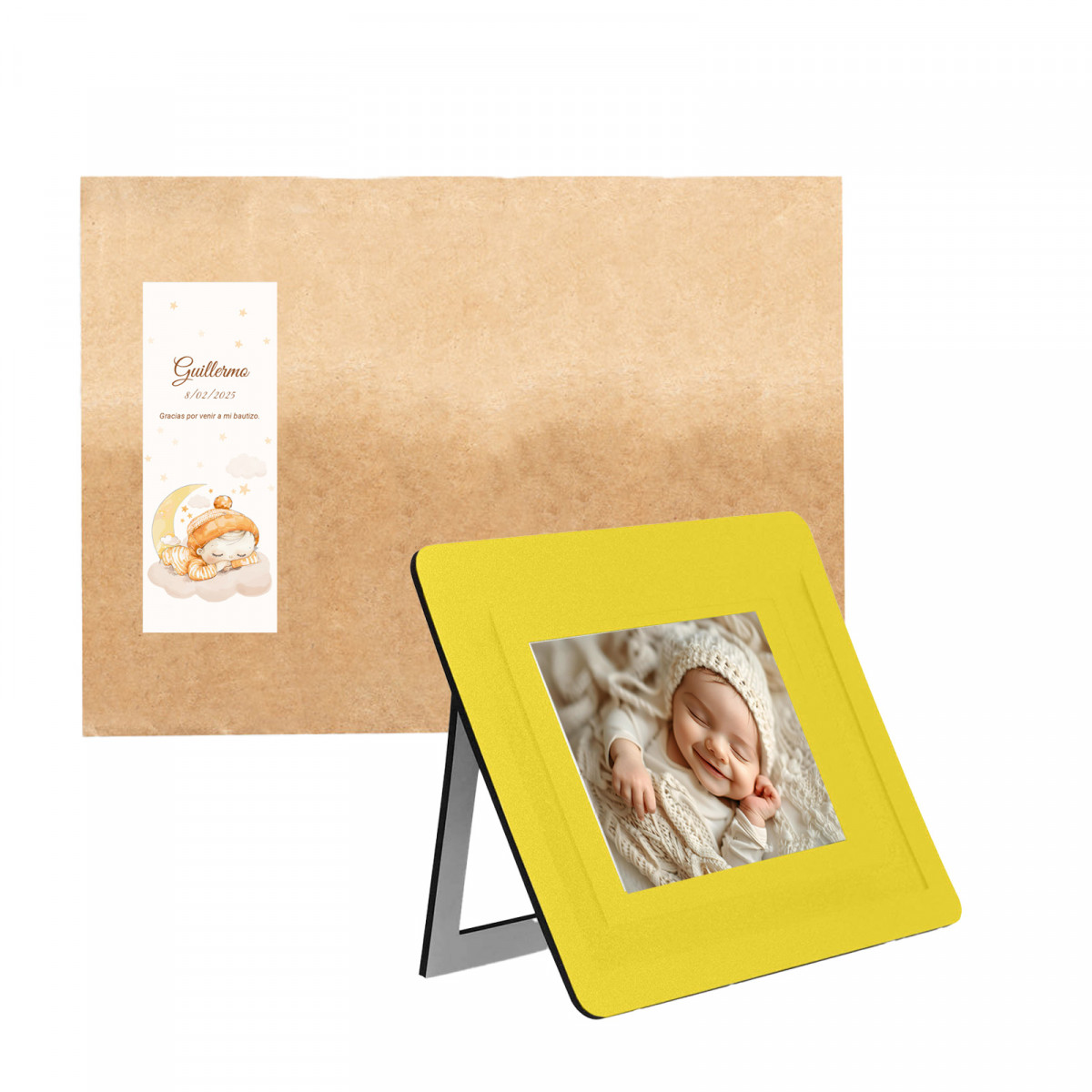 Tapete fotográfico amarelo em envelope de papel kraft personalizado com adesivo de bebê para detalhes de batismo