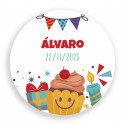 Apito duplo de madeira com adesivo de aniversário apresentado em envelope kraft vermelho